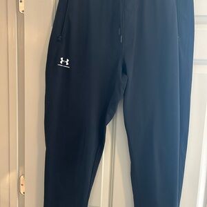 Men’s size large under armour jogging pants